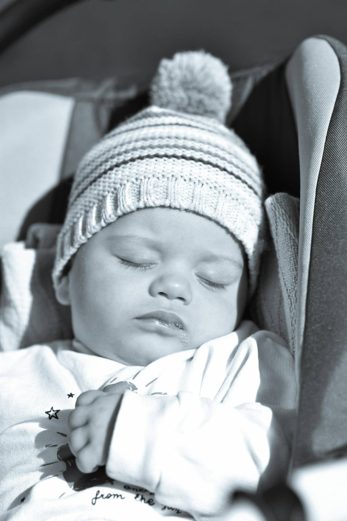 Un bébé endormi dans son siège auto