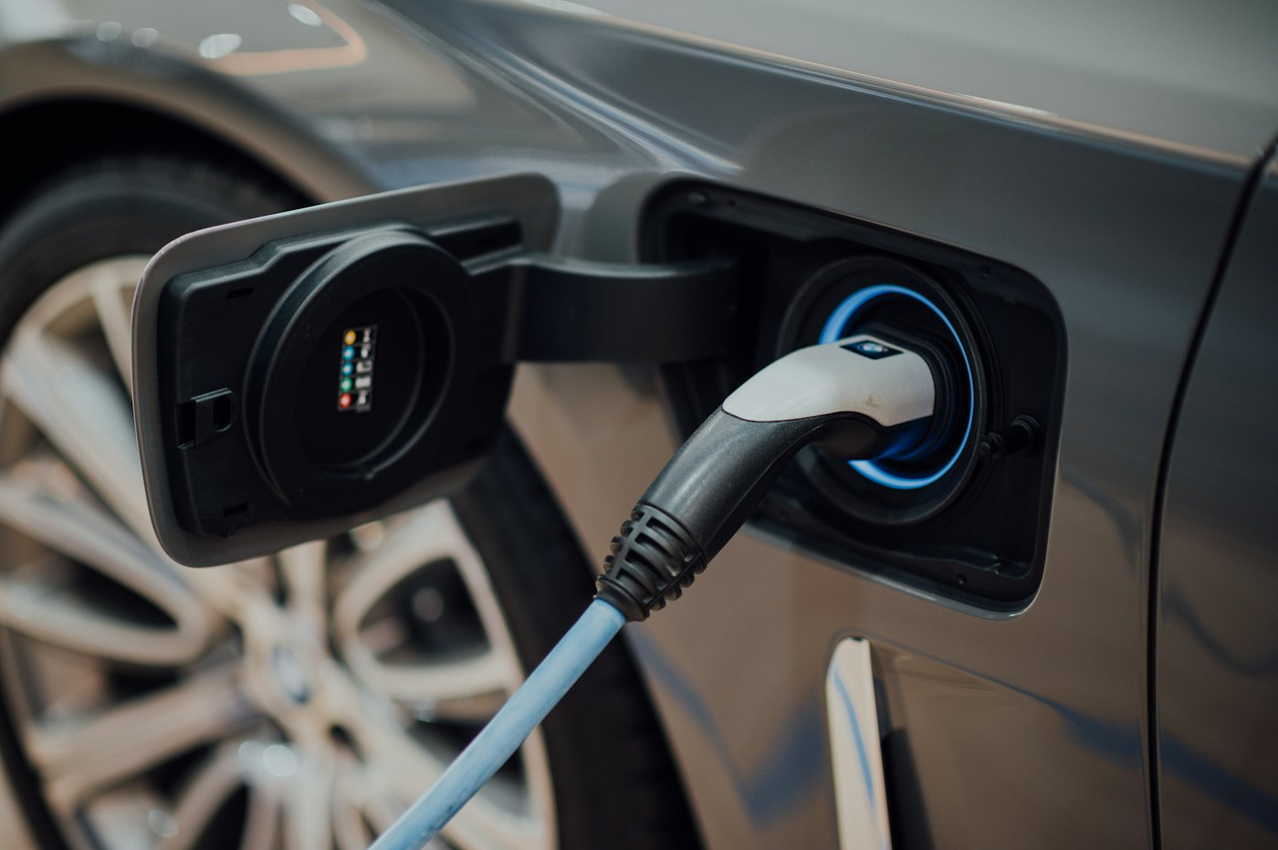 Câble de recharge branché sur une voiture électrique
