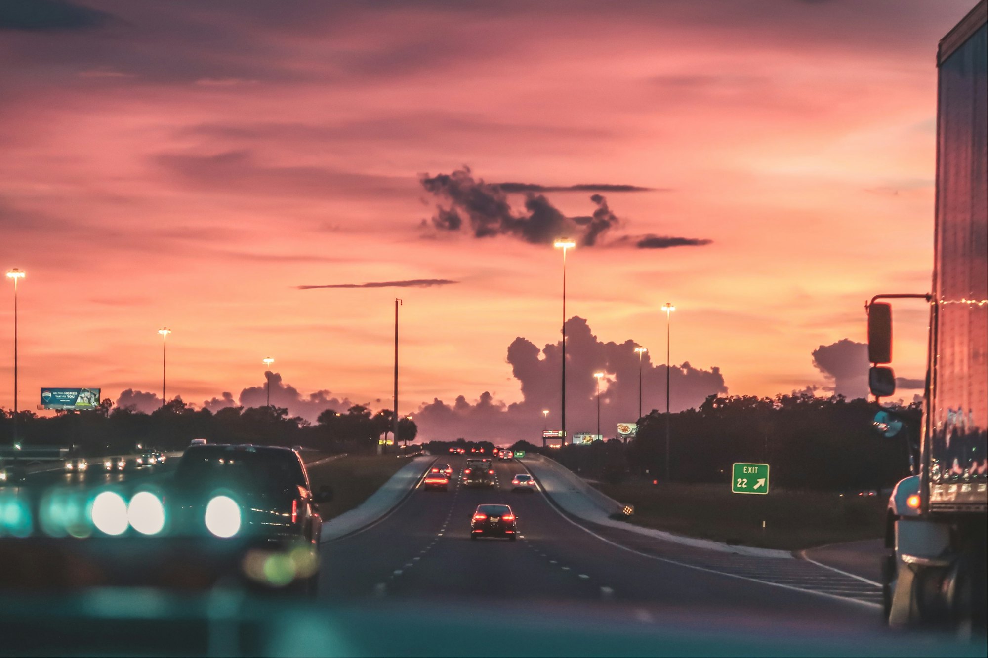 Voitures sur une autoroute au coucher du soleil